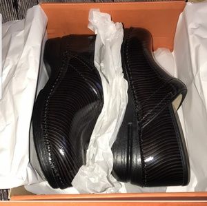 NIB Dansko XP Swirl Black Patent Clogs